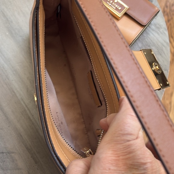 Kate Spade Reegan small shoulder bag and medium wallet in tiramisu mousse. - Picture 5 of 11